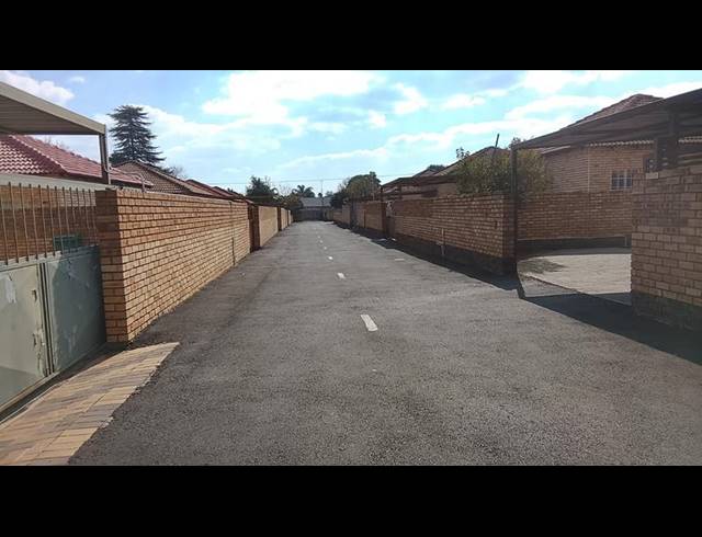 2 BEDROOM TOWNHOUSE FOR SALE IN ROBIN PARK